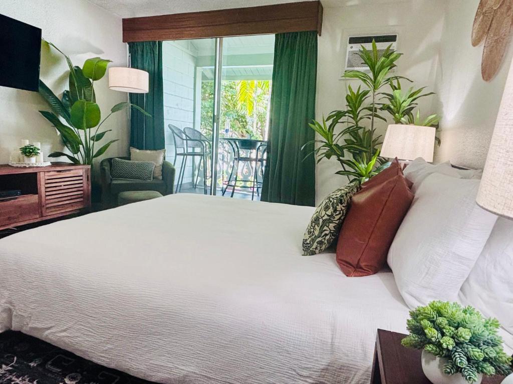 una camera con un grande letto bianco e un soggiorno di Kona Islander Inn Condos a Kailua-Kona
