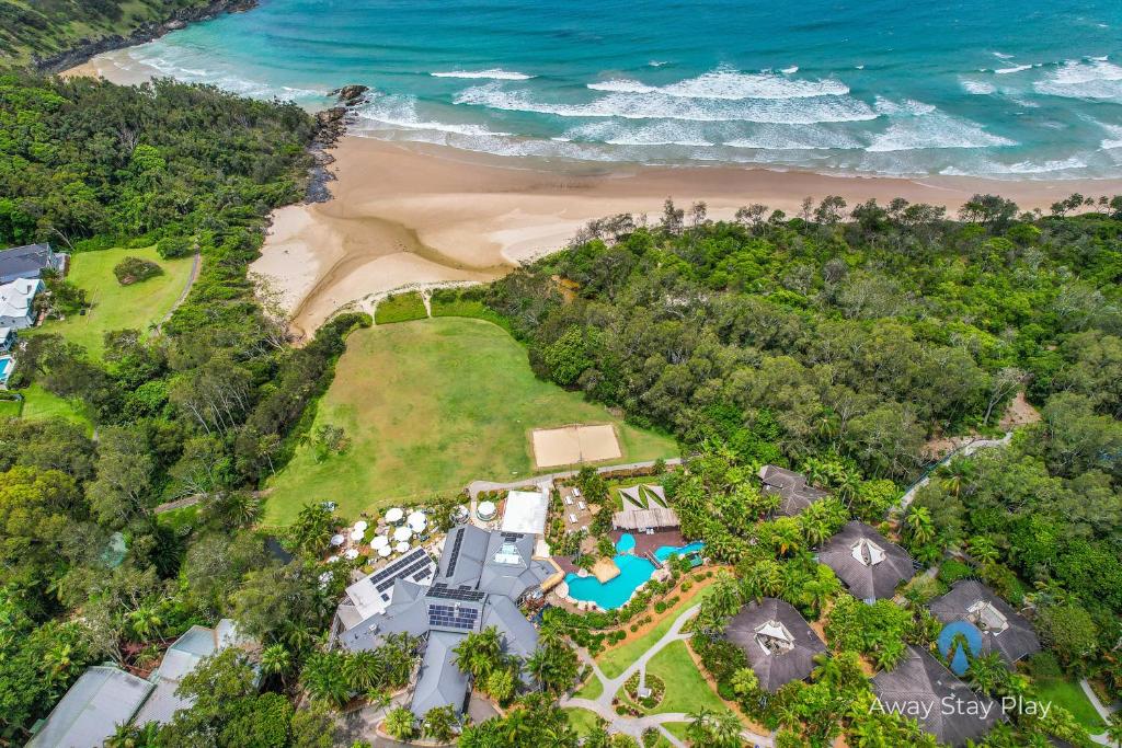 an aerial view of the house and the beach at Diggers Beach Oasis in Kororo Basin