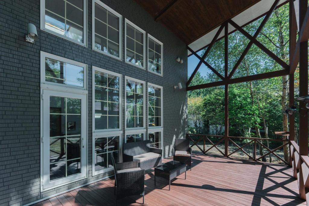 a screened porch of a house with windows at 森のボヌール in Teshikaga