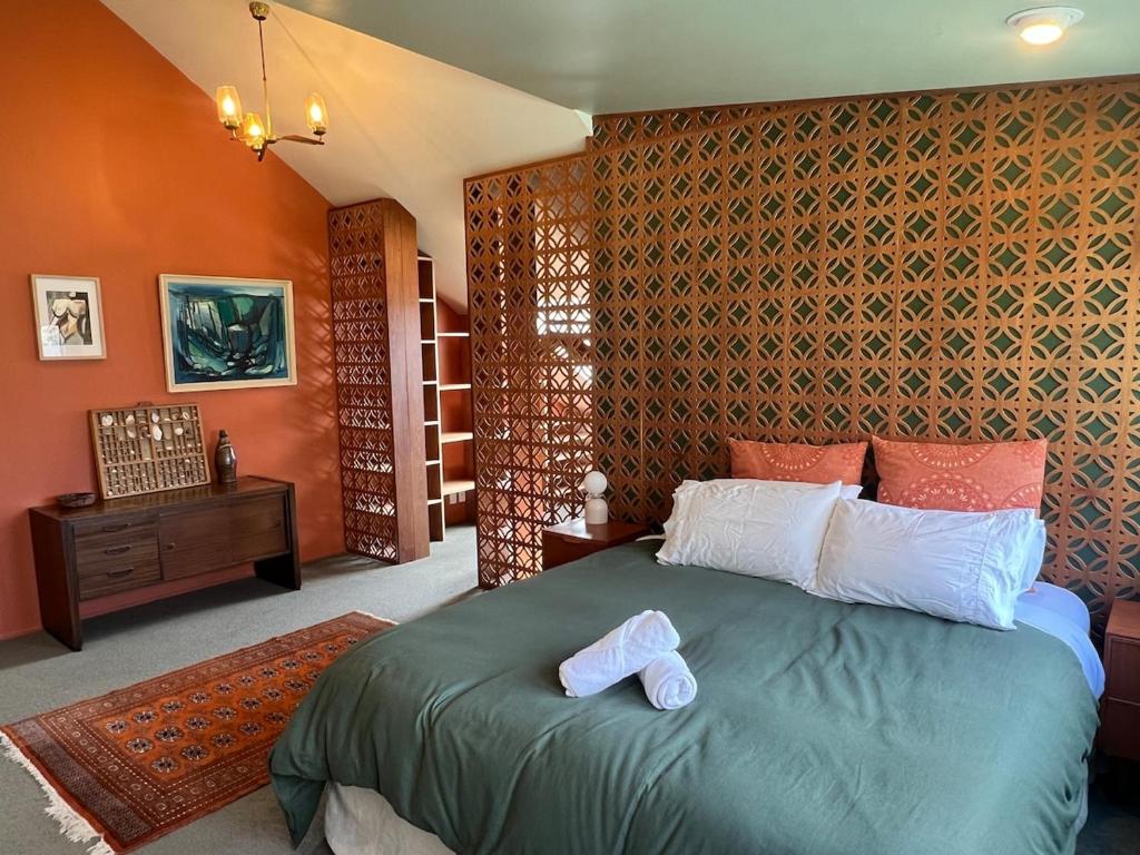 Ένα ή περισσότερα κρεβάτια σε δωμάτιο στο Seaside Hideaway -close to beach with garden oasis