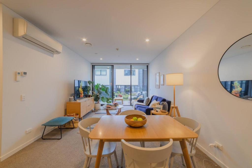 2BR City Escape on Welles Street - Resim 13