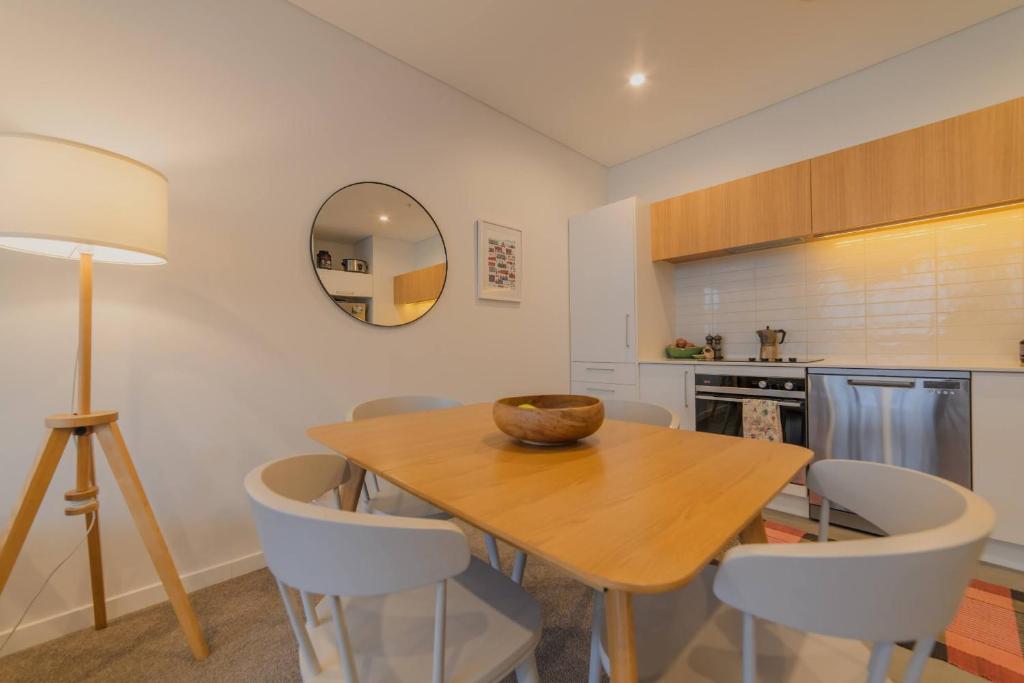 2BR City Escape on Welles Street - Resim 14