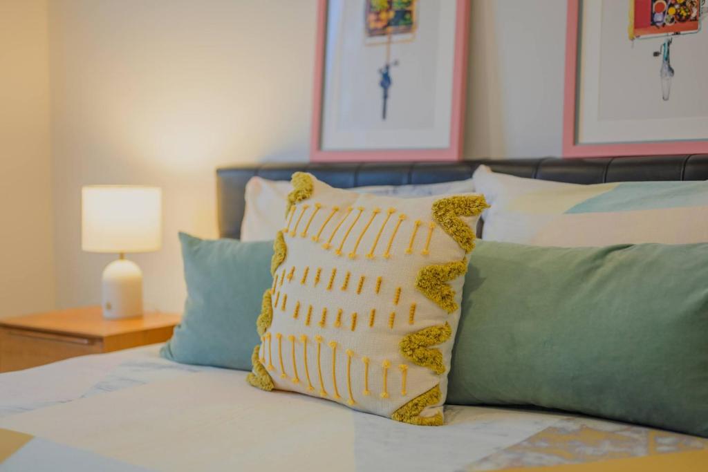 2BR City Escape on Welles Street - Resim 22