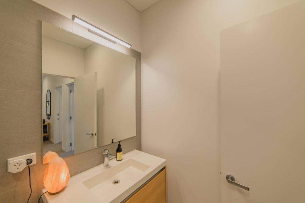 2BR City Escape on Welles Street - Resim 23