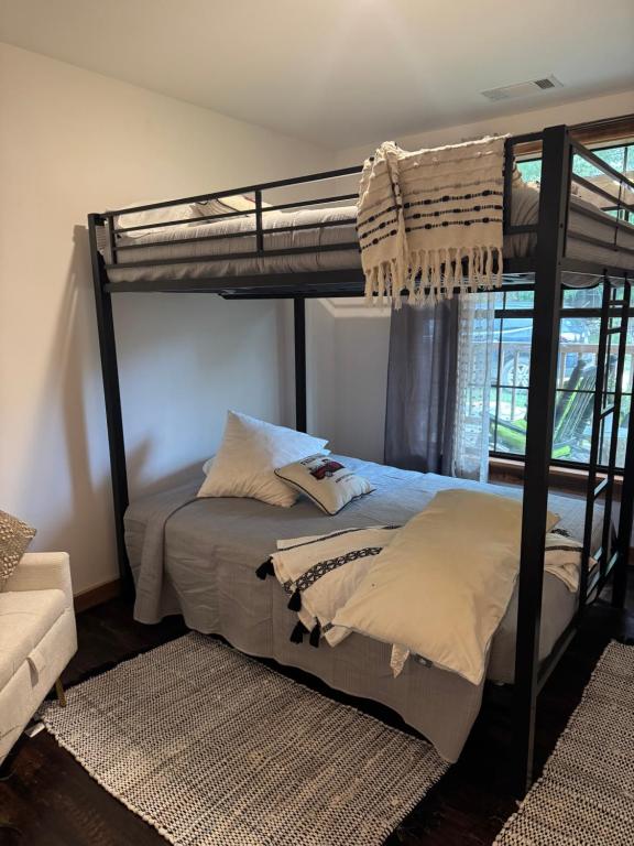 1 dormitorio con 2 literas y sofá en Cedar cross cabin, 