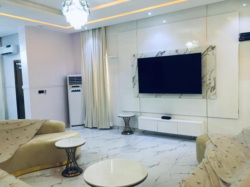 Sagisaにある5bedroom duplexのソファと薄型テレビのあるリビングルーム