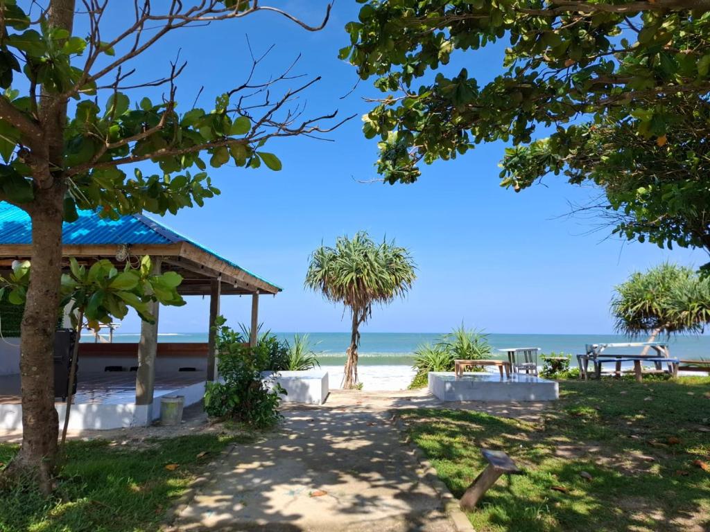 a view of the beach from the resort at YouYouKe Papillon in Cilauteureun