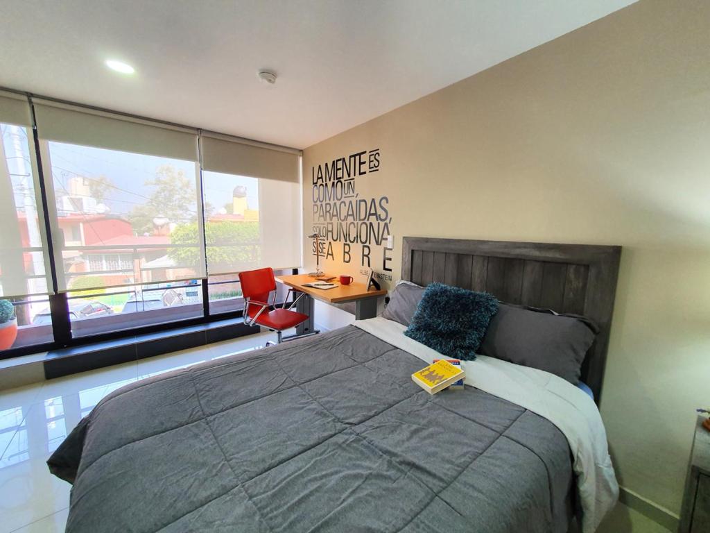 a bedroom with a large bed with a desk and a desk at S08 MASTER SUITE Premium TEC CEM con Cocineta WiFi Balcón Parking Terraza in Mexico City