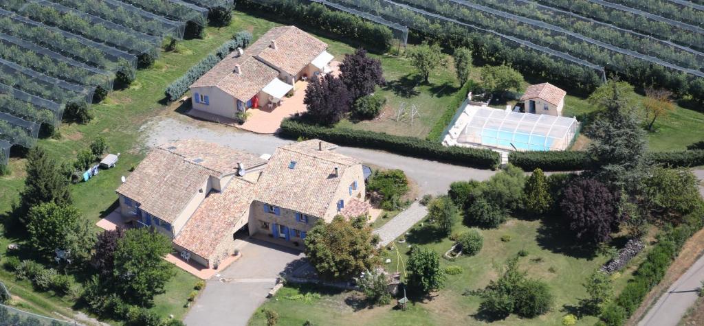 une vue aérienne d'une maison avec piscine dans l'établissement les Passerons, à Vaumeilh
