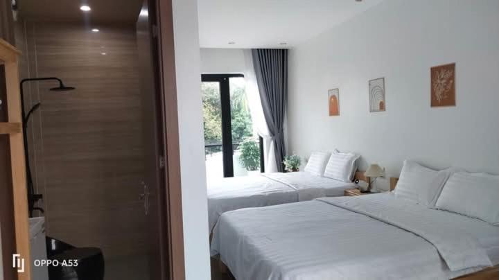 Un pat sau paturi într-o cameră la Phố Cổ HOMESTAY 2