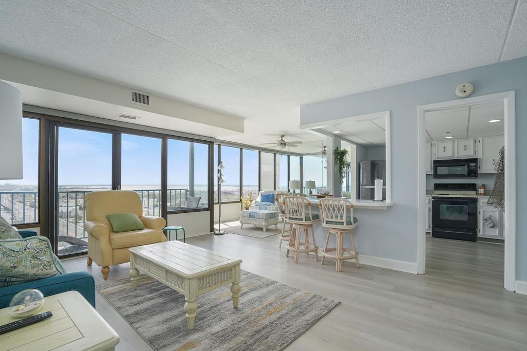 Η κουζίνα ή μικρή κουζίνα στο 2 BR Ocean Front Condo with Heated Indoor Pool, Expansive Views