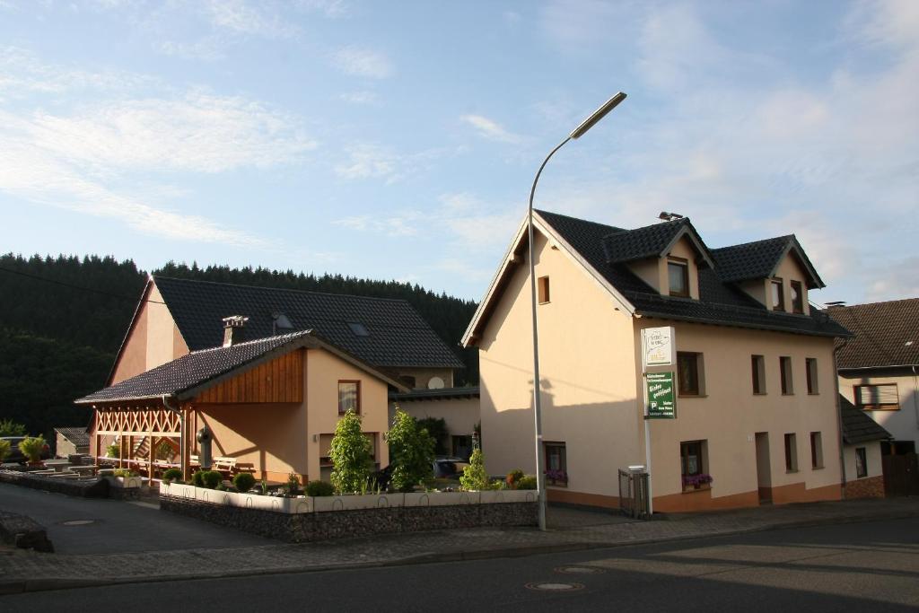 ein Gebäude mit Straßenbeleuchtung davor in der Unterkunft Bistro im Ring in Quiddelbach