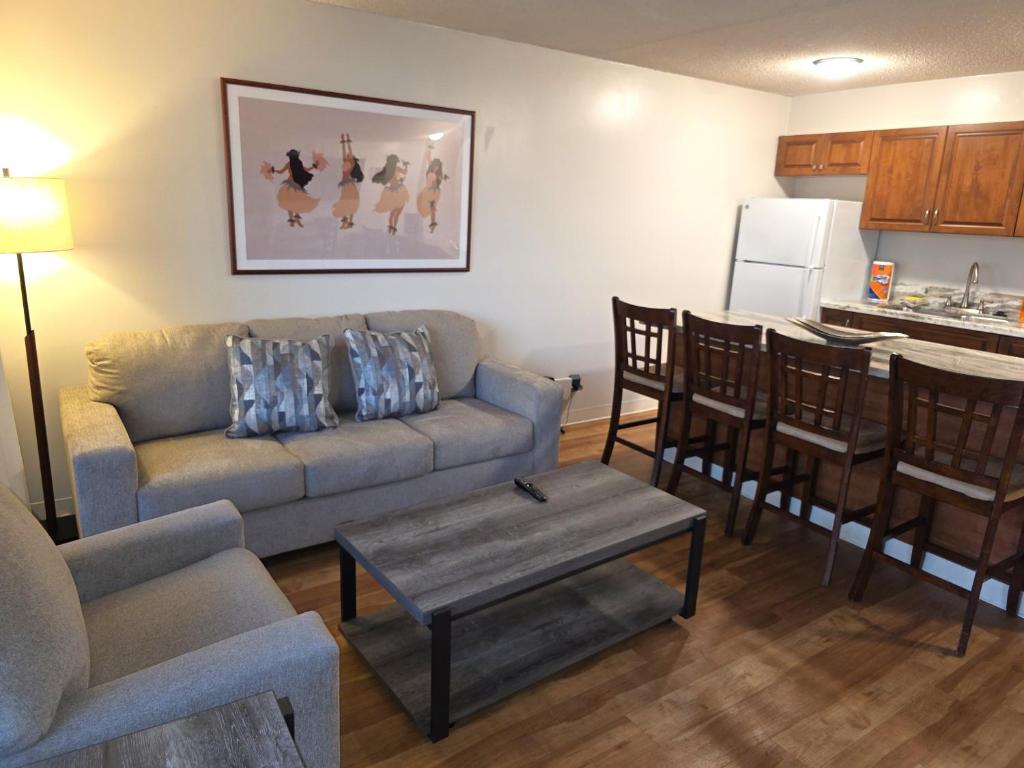 un salon avec un canapé et une table et une cuisine dans l'établissement Tower 1 Suite 2705 - QQS, à Honolulu