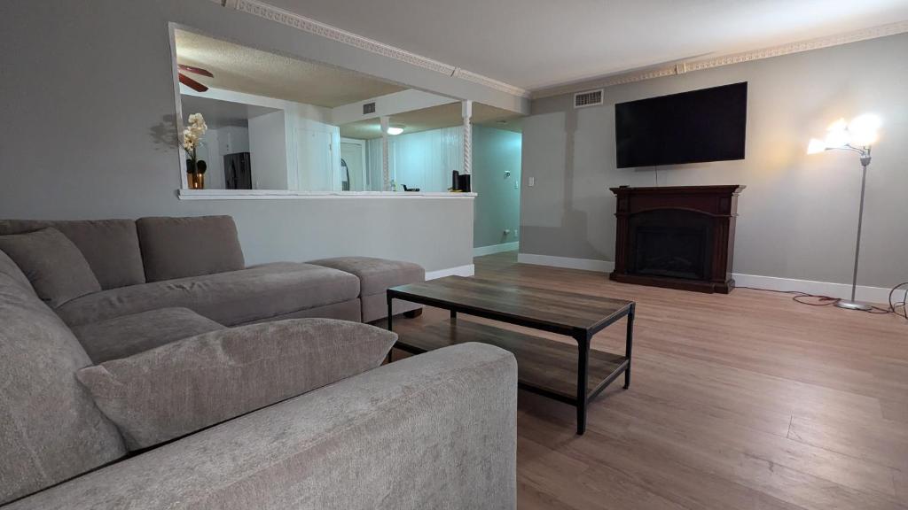 シミバレーにあるSerene home in Simi valley, CAのソファと暖炉のあるリビングルーム