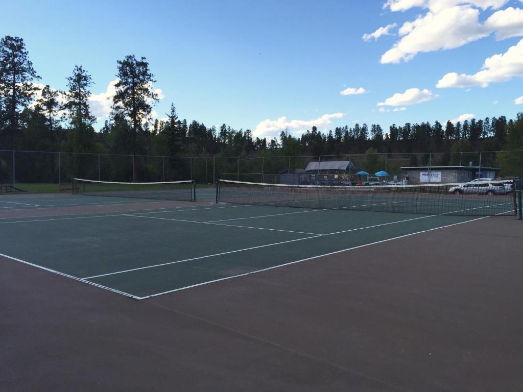 Tenis a/nebo squash v ubytování Evergreen Motel nebo okolí