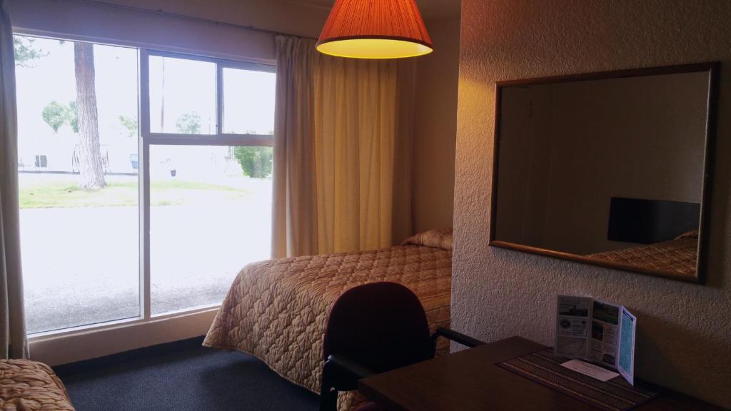 TV a/nebo společenská místnost v ubytování Evergreen Motel