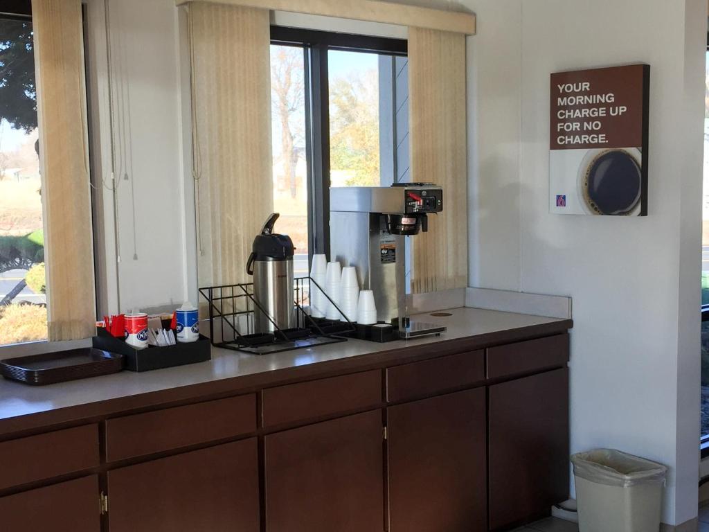 Kuchyň nebo kuchyňský kout v ubytování Motel 6-Madras, OR