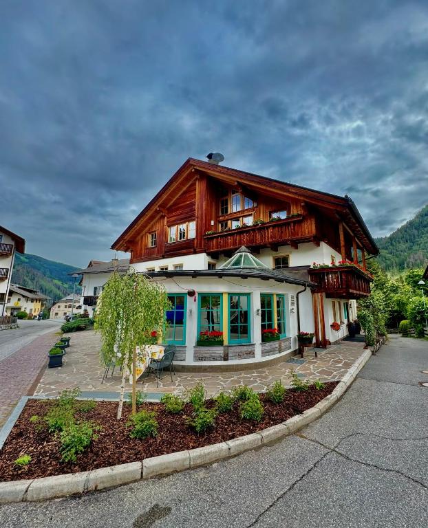 un gran edificio de madera con en Garni Pineta, en San Martino in Badia