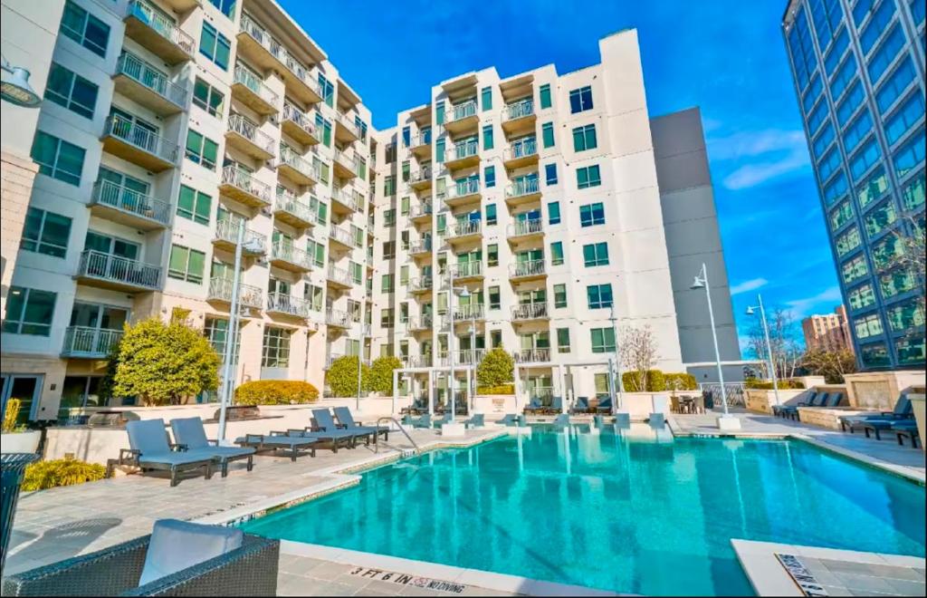 una imagen de una piscina en un complejo de apartamentos en Serenity In The City, en Atlanta