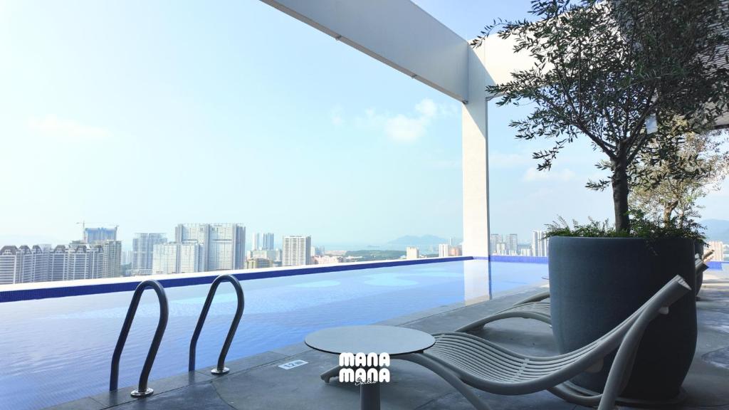 22 Macalisterz George Town By Mana-Mana في جورج تاون: شرفة مع طاولة وكراسي في مبنى