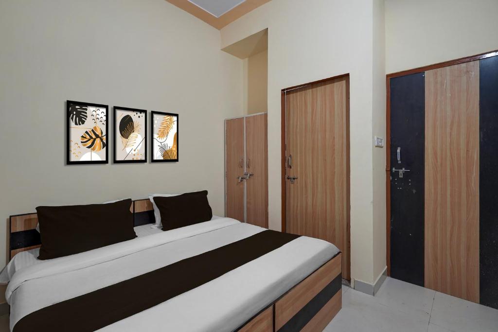 1 dormitorio con 1 cama grande y 3 cuadros en la pared en Hotel O Kukas Bus Terminal Formerly Stoneleaf Retreat, en Jaipur