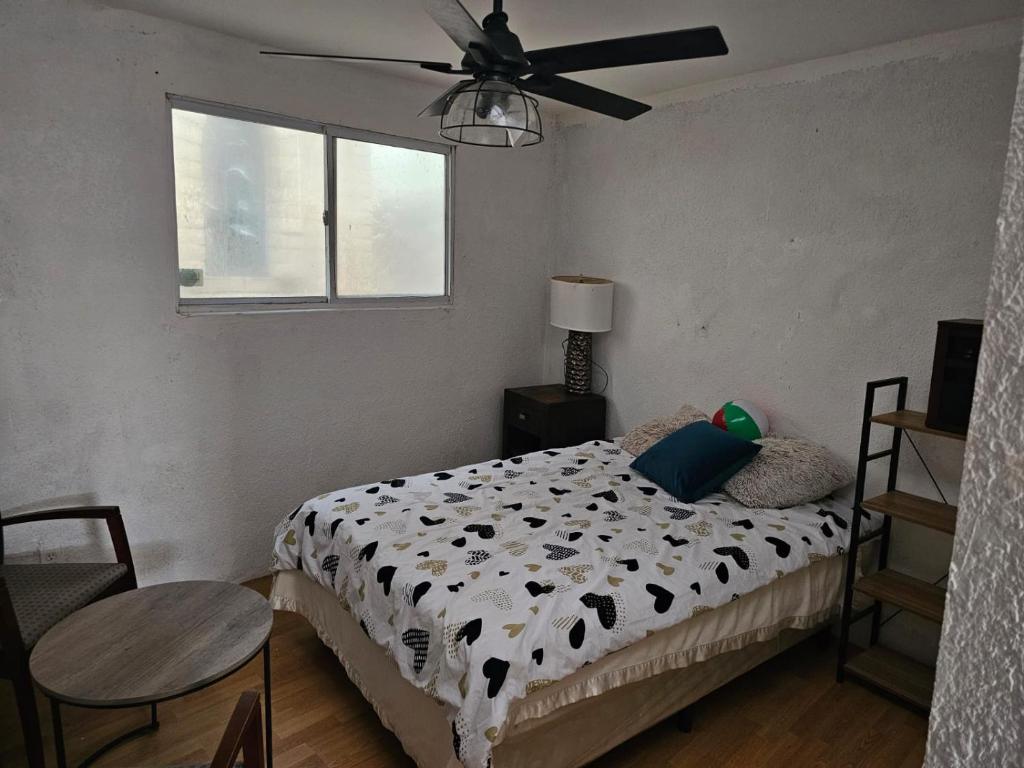 Postel nebo postele na pokoji v ubytování Small studio by the ocean, secure parking included