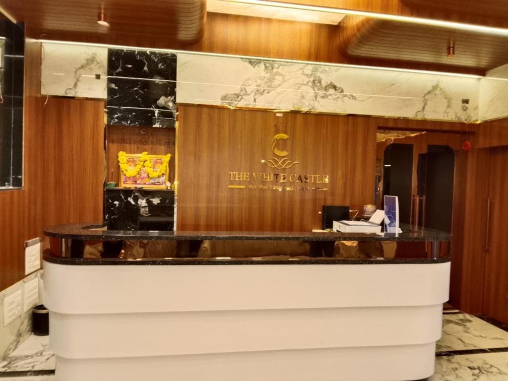 een lobby van een hotel met een receptie bij The White Castle Hotel in Mysore