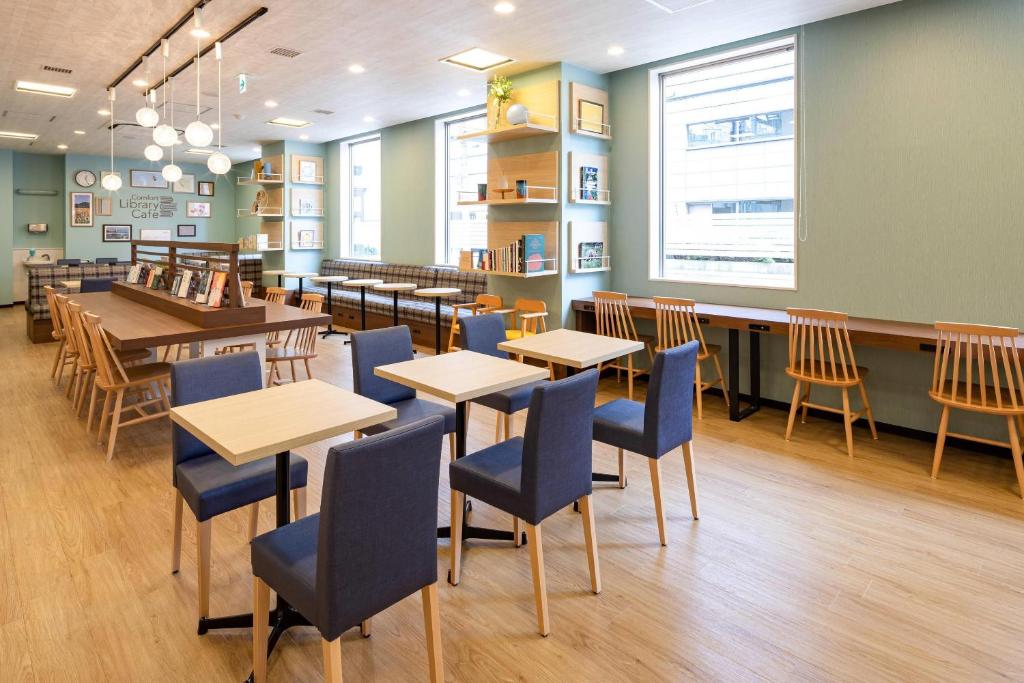 Un restaurant u otro lugar para comer en Comfort Hotel Niigata