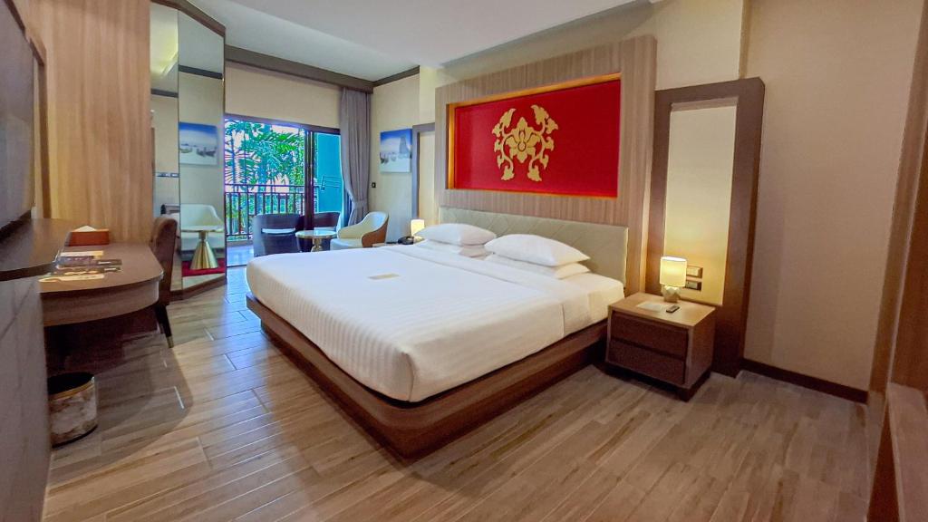 
Deluxe Balcony King Garden View
