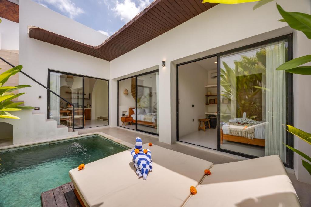 ein Innenpool in einer Villa mit Swimmingpool in der Unterkunft CosyCalm 2bd Villa wRooftop 4 mins Cemagi Beach in Cemagi