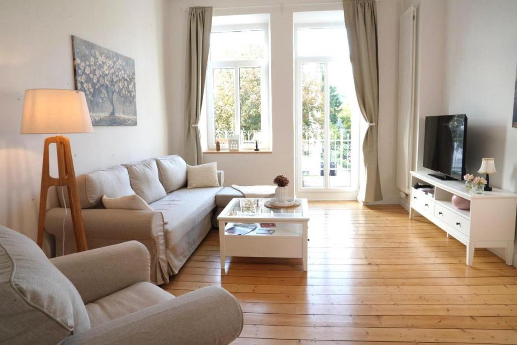 a living room with a couch and a tv at Ferienwohnung Villa Else in Bad Neuenahr-Ahrweiler