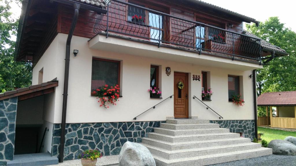 Tòa nhà nơi căn hộ tọa lạc