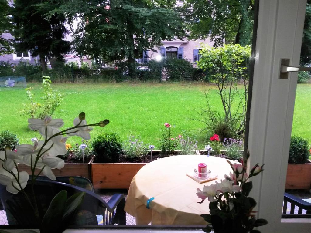 a table in a garden with a view of a yard at Ferienwohnung im Zentrum in Kempten