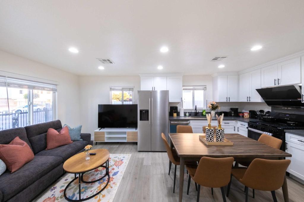 una sala de estar con un sofá y una mesa en Modern Luxe Ensuite by USC Shared Living, en Los Ángeles