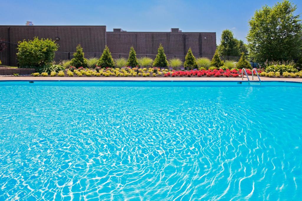 Bazén v ubytování Radisson Hotel Freehold nebo v jeho okolí