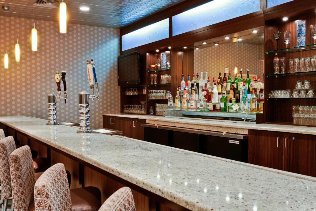 Lounge nebo bar v ubytování Radisson Hotel Freehold