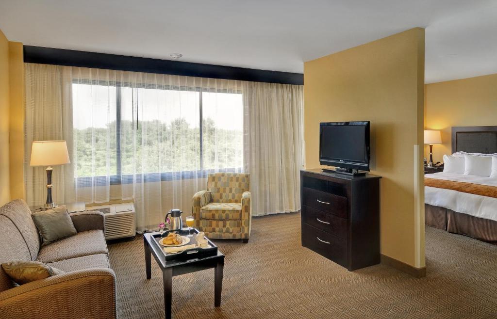 TV a/nebo společenská místnost v ubytování Radisson Hotel Freehold