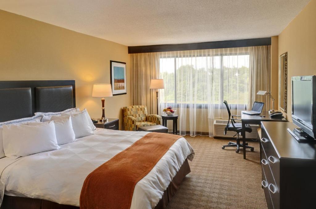 Postel nebo postele na pokoji v ubytování Radisson Hotel Freehold