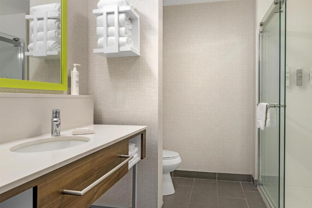 Hampton Inn Junction City - King Studio Suite With Sofa Bed - Non-Smoking