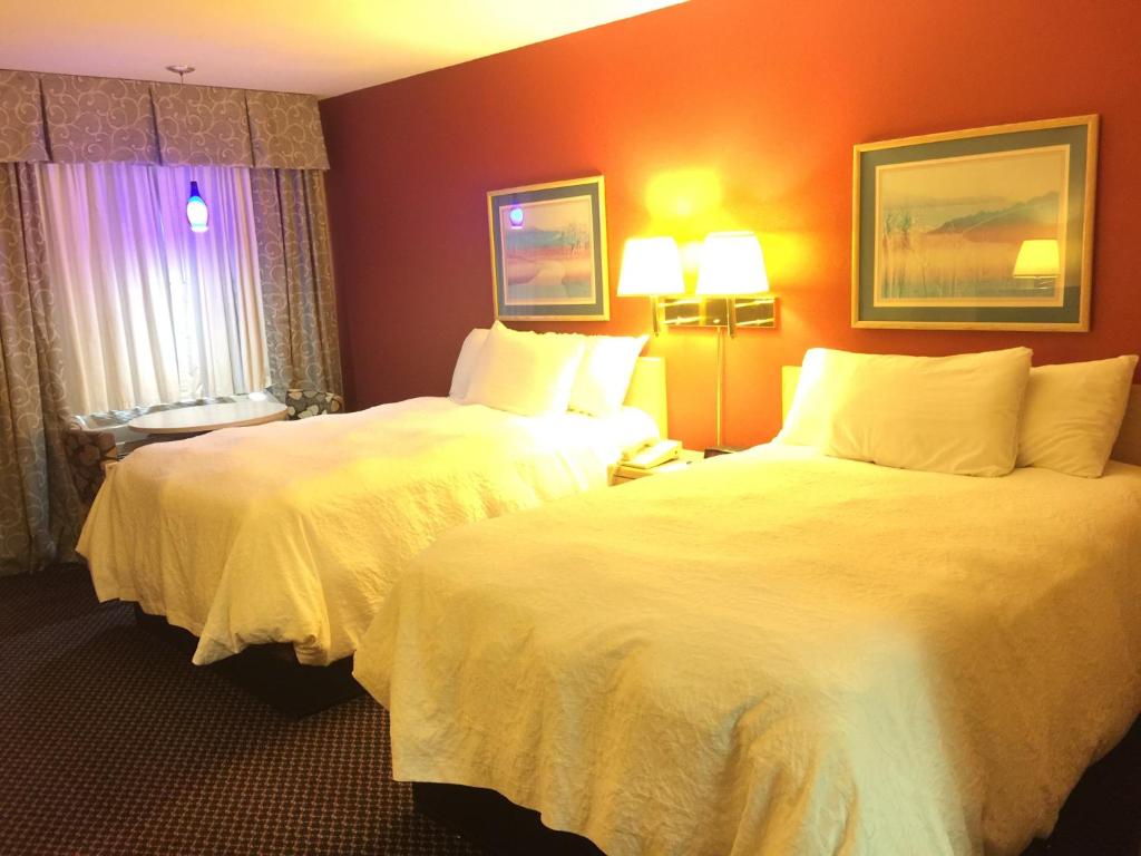 A bed or beds in a room at Americas Best Value Inn - Garden City