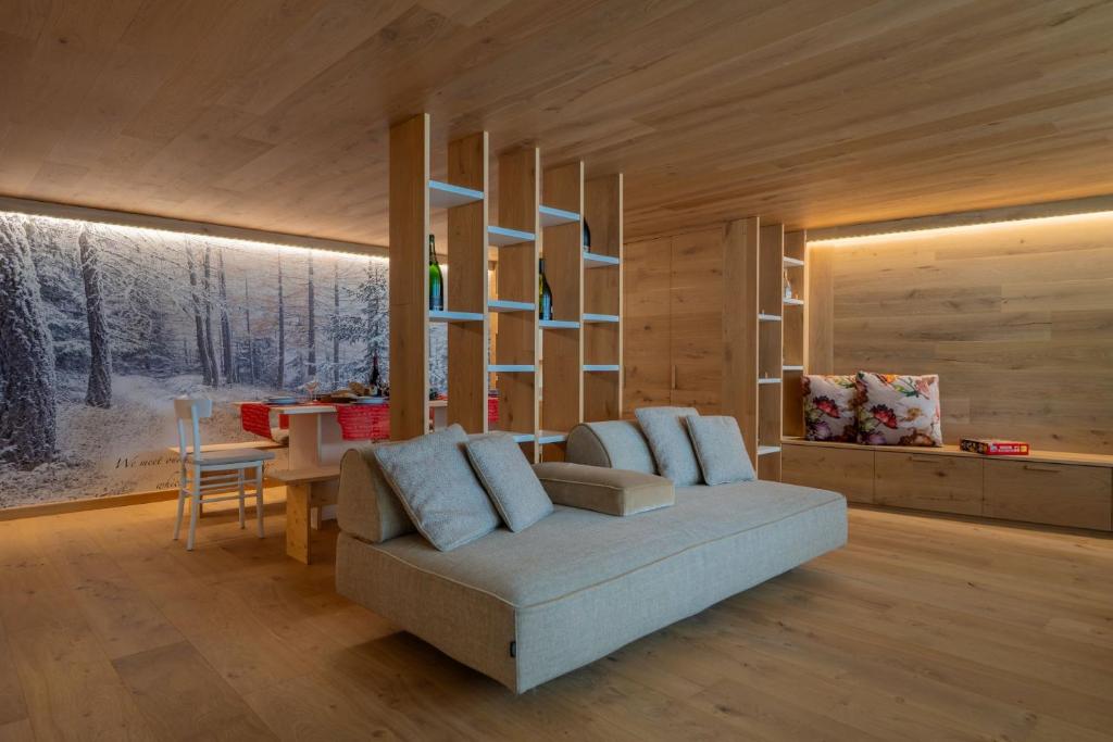 un salon avec un canapé et une table dans l'établissement MAISON DI VOLPI - Il fascino della montagna, la comodità del centro, à Courmayeur