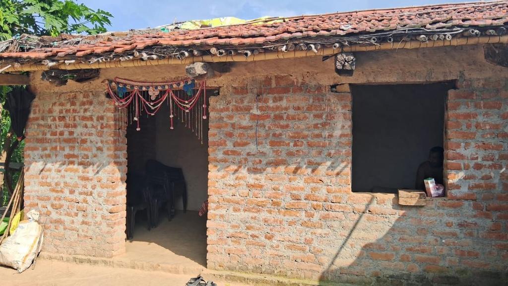 een bakstenen gebouw met een raam met een persoon erin bij Shiv sanhay rural homestay in Karwi