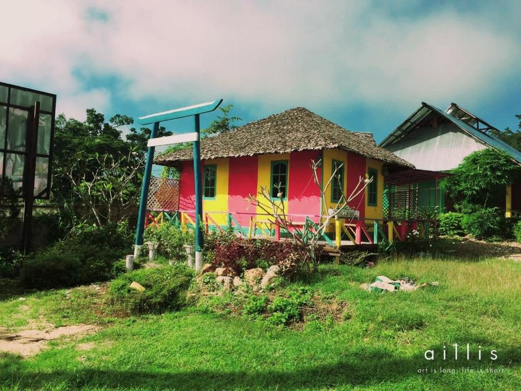 拜縣的住宿－排森林度假村，一间色彩缤纷的小房子