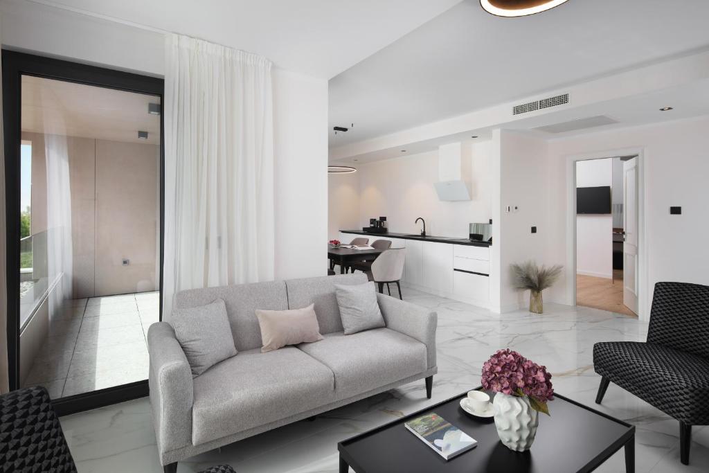 una sala de estar con un sofá y una mesa en Hotel Vallum, en Cavtat