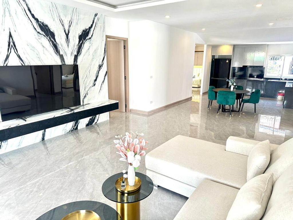 TV a/nebo společenská místnost v ubytování 5 Bed B42 - 1