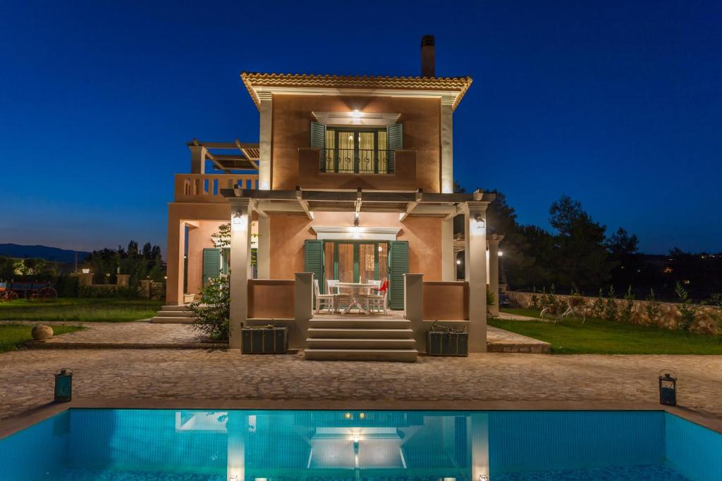 una casa con piscina frente a ella en Agro Art Boutique & Luxury Villa en Vanáton