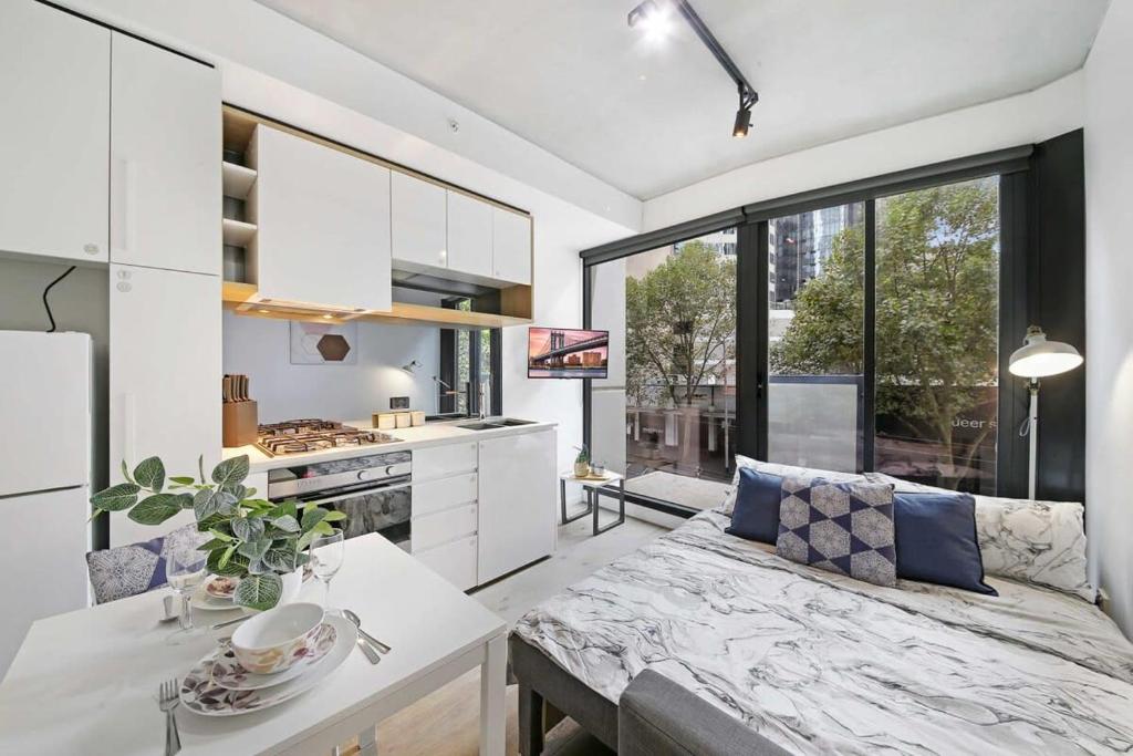 Nhà bếp/bếp nhỏ tại Bright & Modern 2BR Apt Walk to Central