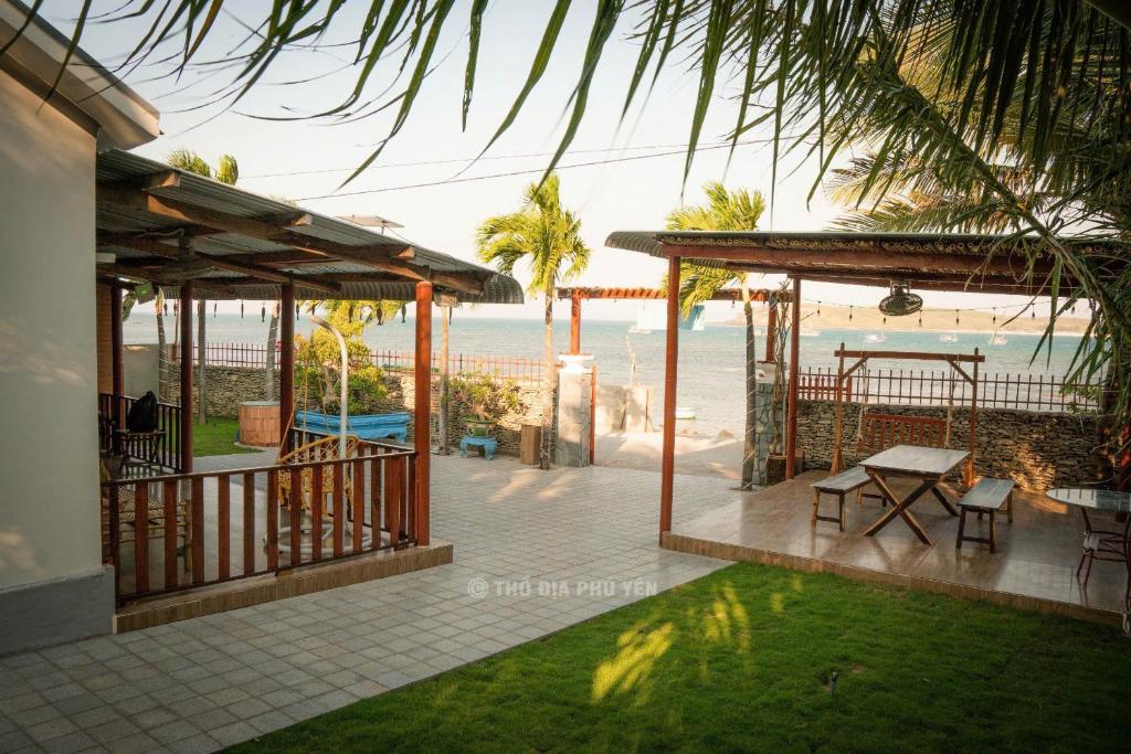un porche de una casa con vistas a la playa en San Hô Hòn Chùa Home, en Mỹ Quang