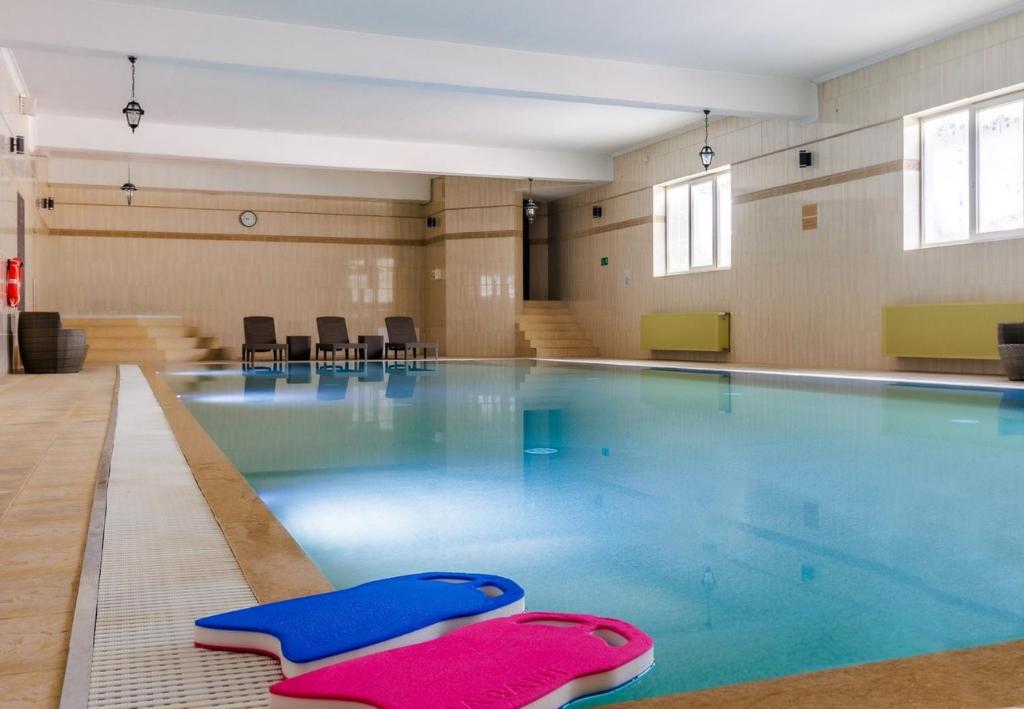 una grande piscina con materassini blu e rosa di Prawdzic Family Resort & Wellness a Danzica