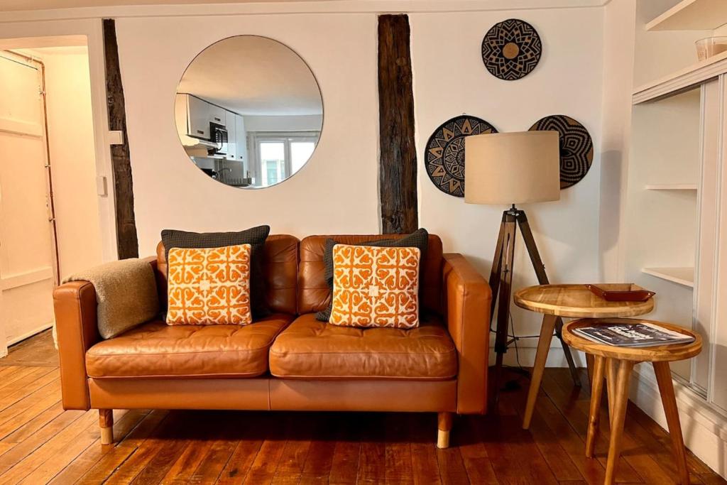 Χώρος καθιστικού στο Parisian charm in the heart of the 9th metro 7